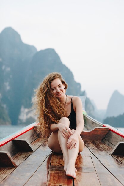 Hermosa mujer posando en un barco