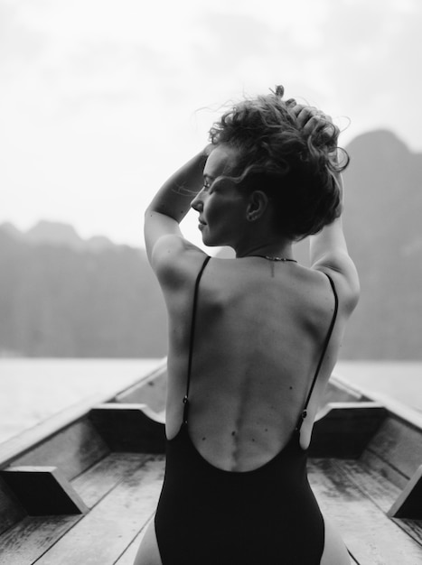 Foto hermosa mujer posando en un barco