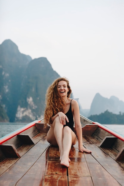 Hermosa mujer posando en un barco