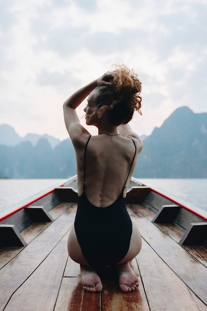 Hermosa mujer posando en un barco