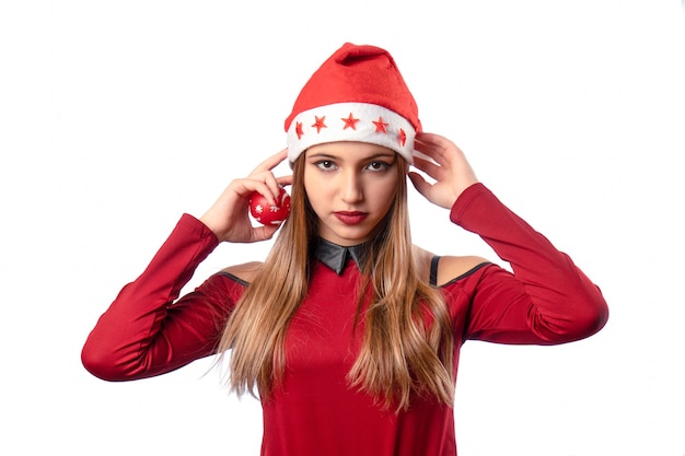 Hermosa mujer posando en blanco en traje rojo de Navidad.