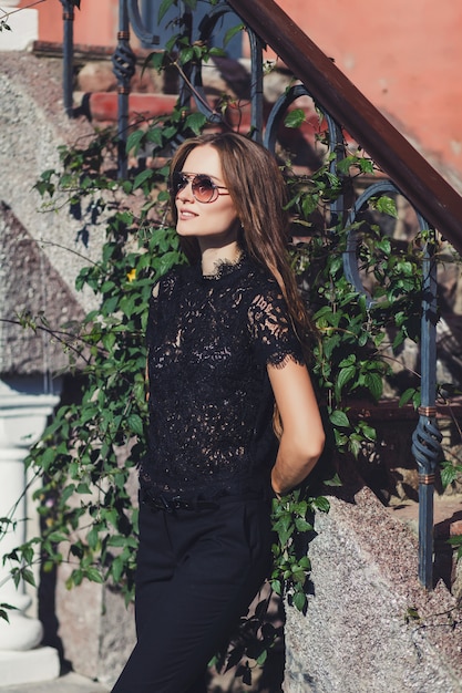 hermosa mujer posando en la calle vieja