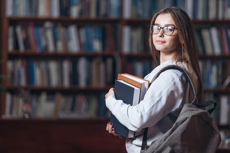 Hermosa mujer posando en cámara en la biblioteca pública