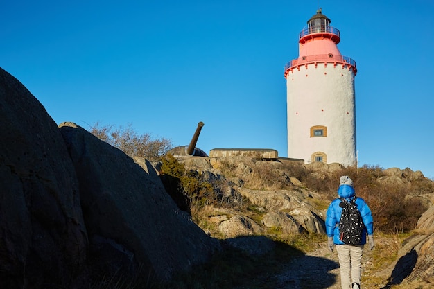 Hermosa mujer posando cerca del faro Viajar por el mundo concepto