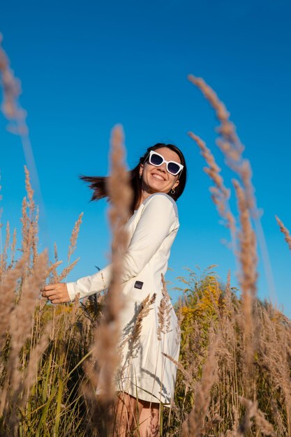 Hermosa mujer posando en el cielo azul del campo de trigo