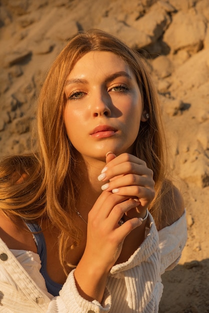 Hermosa mujer posando en el desierto