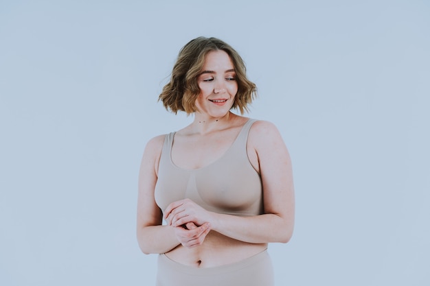 una hermosa mujer posando en el estudio. Concepto de positividad corporal y autoaceptación