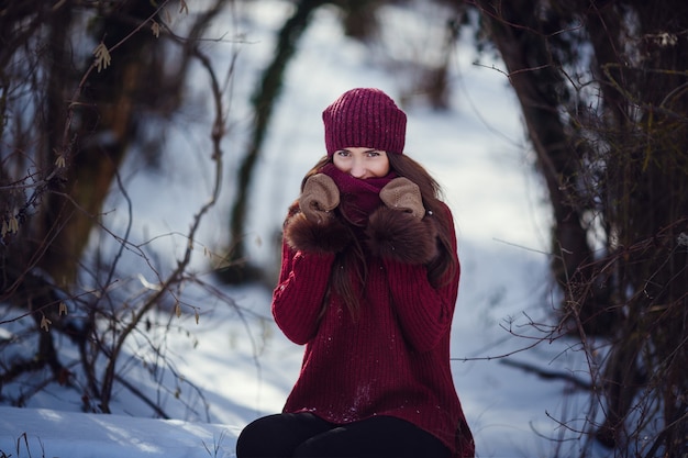 Hermosa mujer posando en el invierno