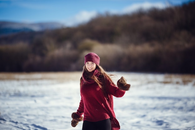 Hermosa mujer posando en el invierno