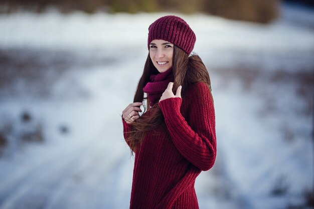 Hermosa mujer posando en el invierno