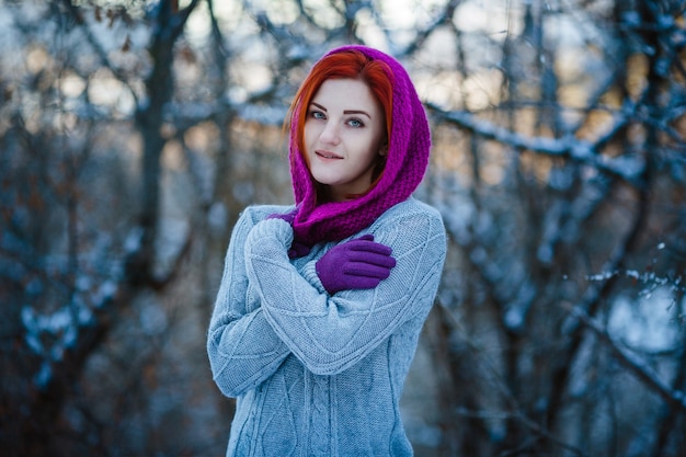 Hermosa mujer posando en el invierno