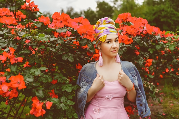 Hermosa mujer posando en la naturaleza.