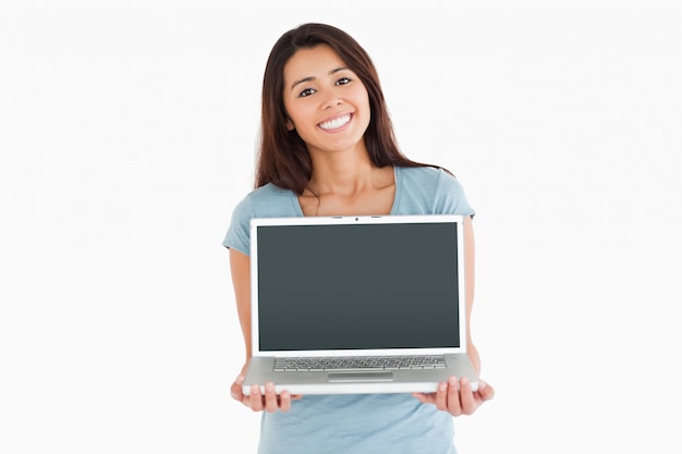 Hermosa mujer posando con su computadora portátil