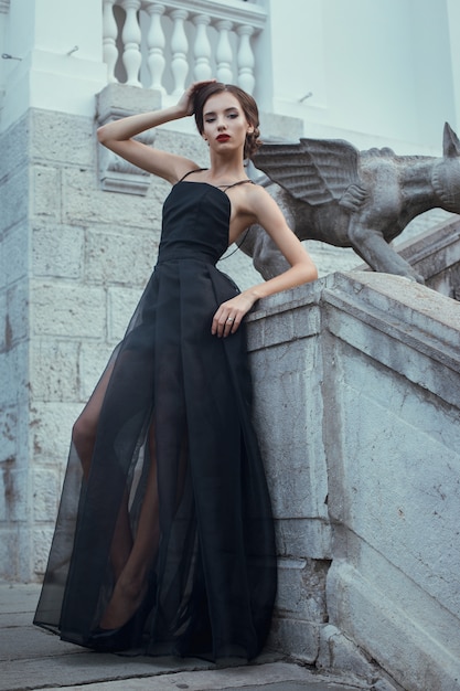 Hermosa mujer posando vestido largo en Livadia