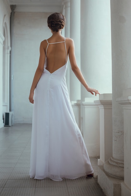 Hermosa mujer posando vestido largo en Livadia