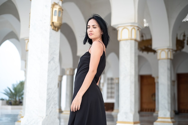 Hermosa mujer posando en vestido de verano luz negro