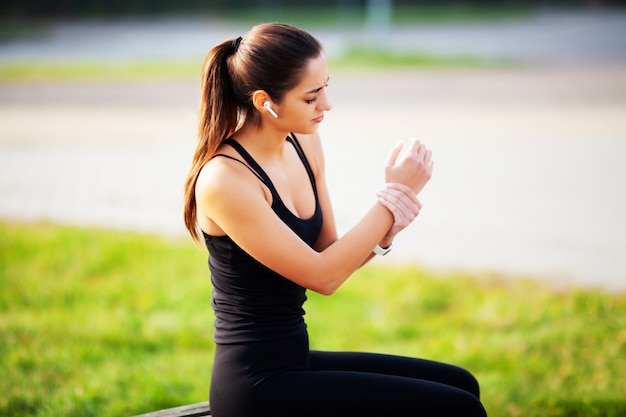 Hermosa mujer practicando fitness al aire libre