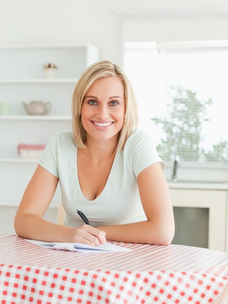 Hermosa mujer a prueba de lectura de un texto mirando a la cámara