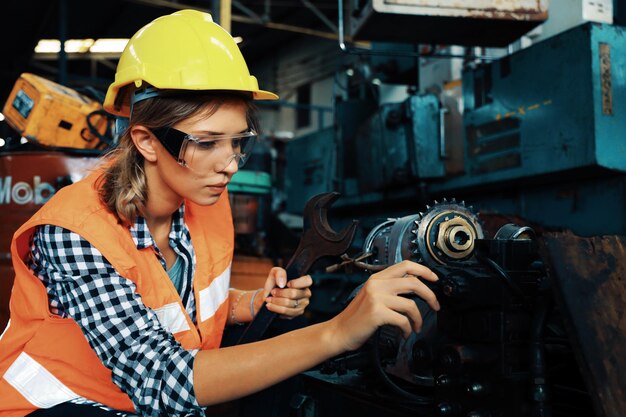 Hermosa mujer que trabaja en la industria