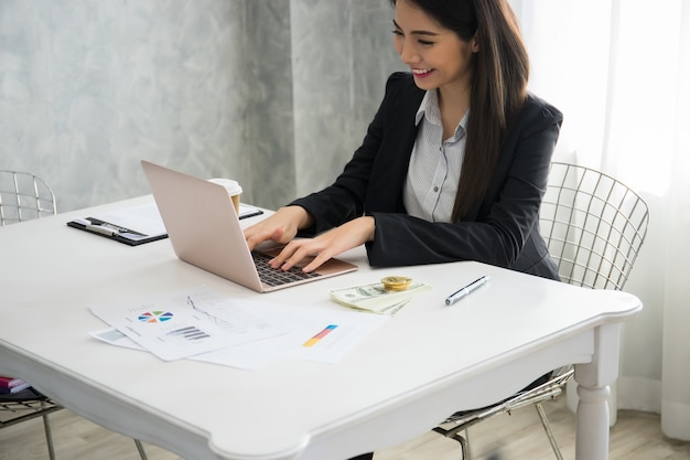 Hermosa mujer que trabaja en su lugar de trabajo en la oficina