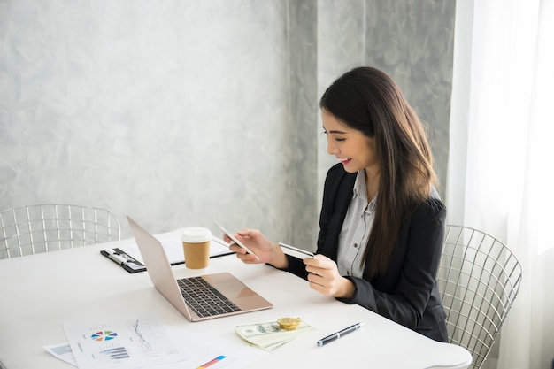 Hermosa mujer que trabaja en su lugar de trabajo en la oficina