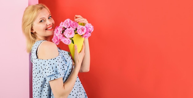 Hermosa mujer con ramo de flores niña sonriente con ramo de rosas mujer sexy en vestido de verano