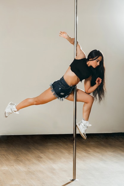 Hermosa mujer realizando pole dance