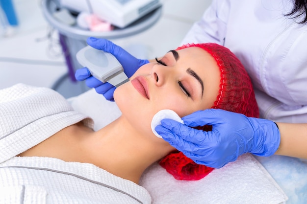 Hermosa Mujer Recibe Exfoliación Facial Cavitación Ultrasonido