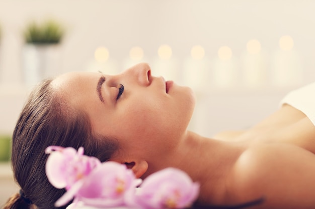 hermosa mujer recibiendo un masaje en el spa