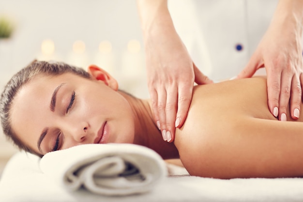 hermosa mujer recibiendo un masaje en el spa