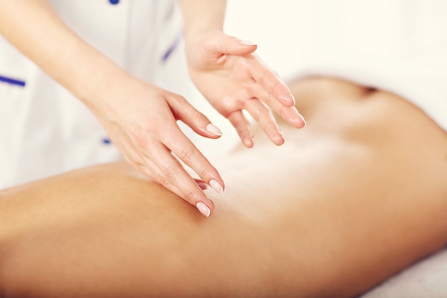 Hermosa mujer recibiendo un masaje en el spa