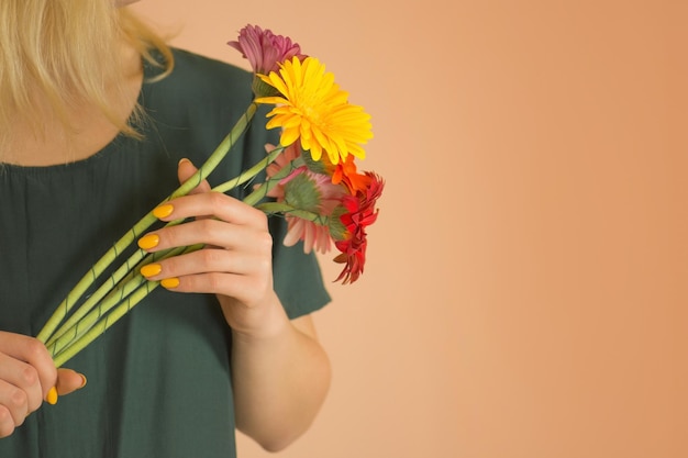 Hermosa mujer recibió un regalo ramo de flores de gerberas