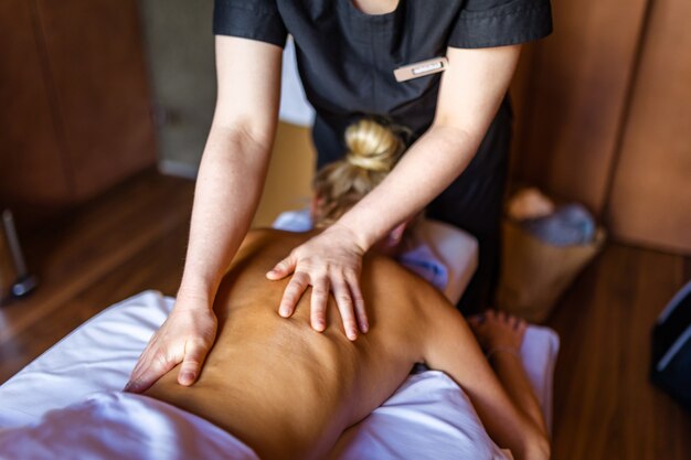 Hermosa mujer relajante en un hotel spa de belleza - Cliente con un tratamiento de belleza en un salón de belleza spa