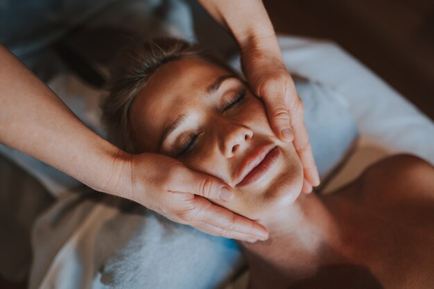 Hermosa mujer relajante en un hotel spa de belleza - Cliente con un tratamiento de belleza en un salón de belleza spa