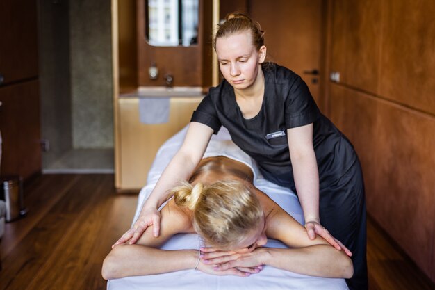 Hermosa mujer relajante en un hotel spa de belleza - Cliente con un tratamiento de belleza en un salón de belleza spa