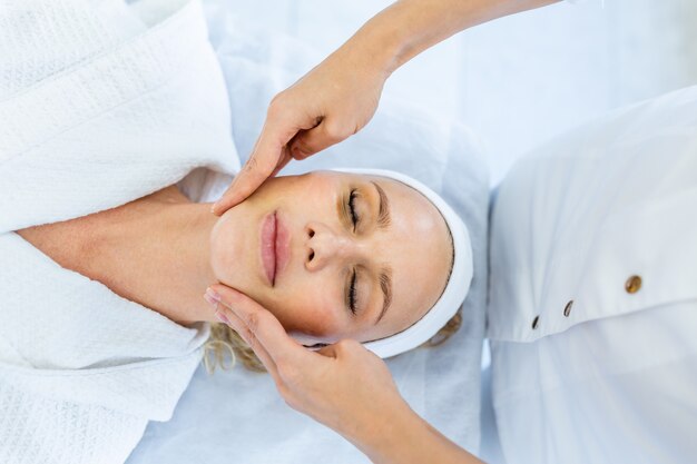 Hermosa mujer relajante en un hotel spa de belleza - Cliente con un tratamiento de belleza en un salón de belleza spa