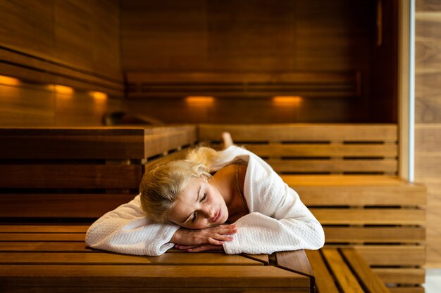 Hermosa mujer relajante en un hotel spa de belleza Cliente con un tratamiento de belleza en un spa de belleza