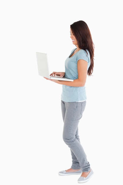 Hermosa mujer relajante con su computadora portátil