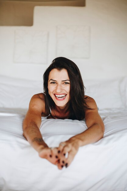 Foto hermosa mujer de relax en la cama