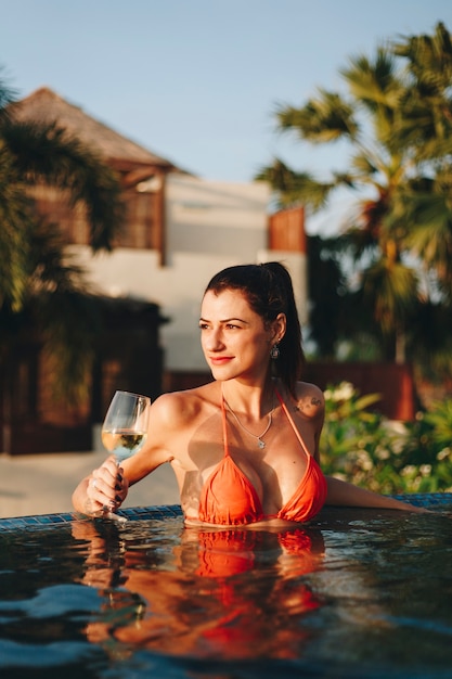 Hermosa mujer de relax en una piscina