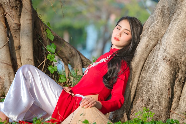 Hermosa mujer retrato de niña vietnamita en vestido rojo tradicional