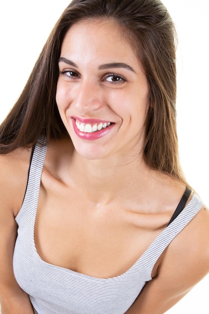 Hermosa mujer en retrato sonriendo sobre fondo blanco.