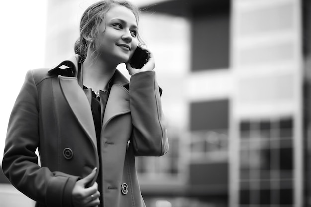 Hermosa mujer en una reunión de negocios en blanco y negro