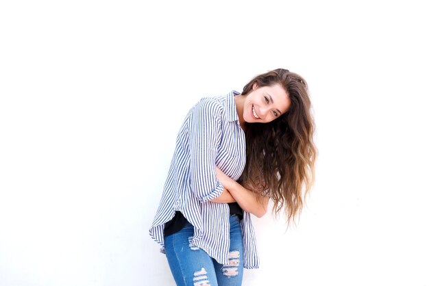 Hermosa mujer riendo flexionando con los brazos cruzados