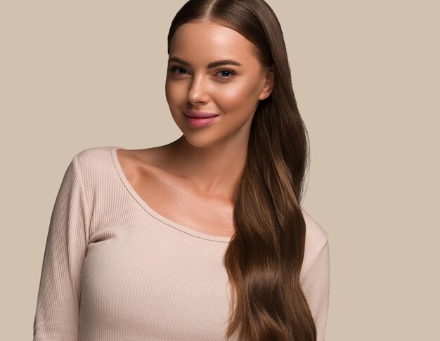 Hermosa mujer con rizado largo saludable. Cabello belleza natural estilo casual fondo marrón