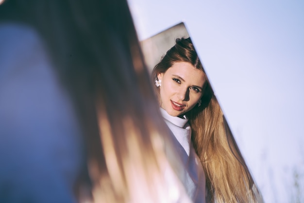 Foto hermosa mujer en ropa de abrigo casual blanca en otoño acogedor