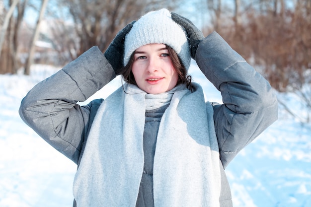 Hermosa mujer en ropa de invierno