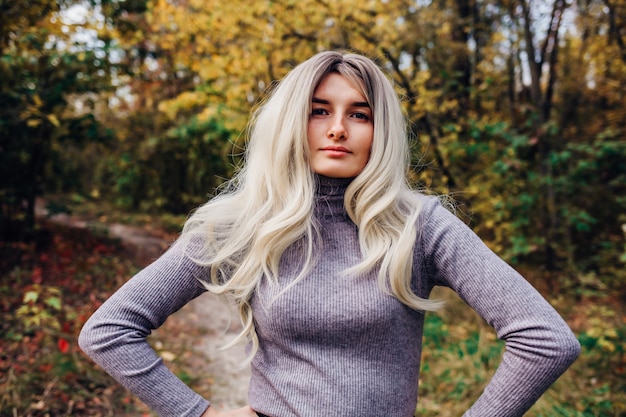 hermosa mujer en ropa de otoño