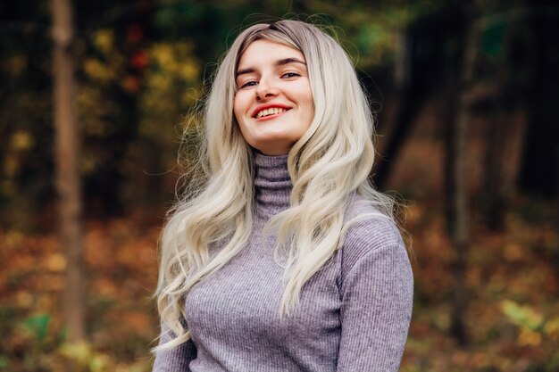 hermosa mujer en ropa de otoño