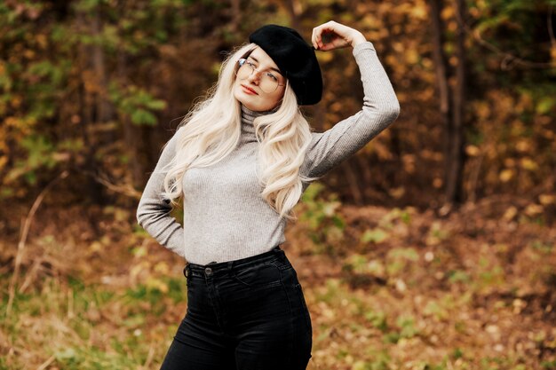 hermosa mujer en ropa de otoño